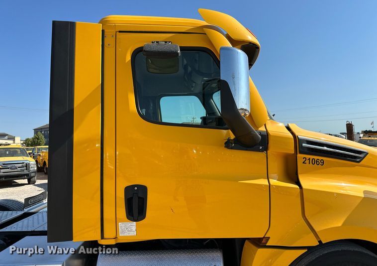 image for item EQ2165 2021 Freightliner  Cascadia 126 semi truck