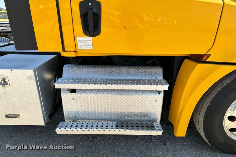 image for item EQ2165 2021 Freightliner  Cascadia 126 semi truck