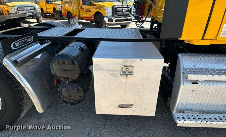 image for item EQ2165 2021 Freightliner  Cascadia 126 semi truck