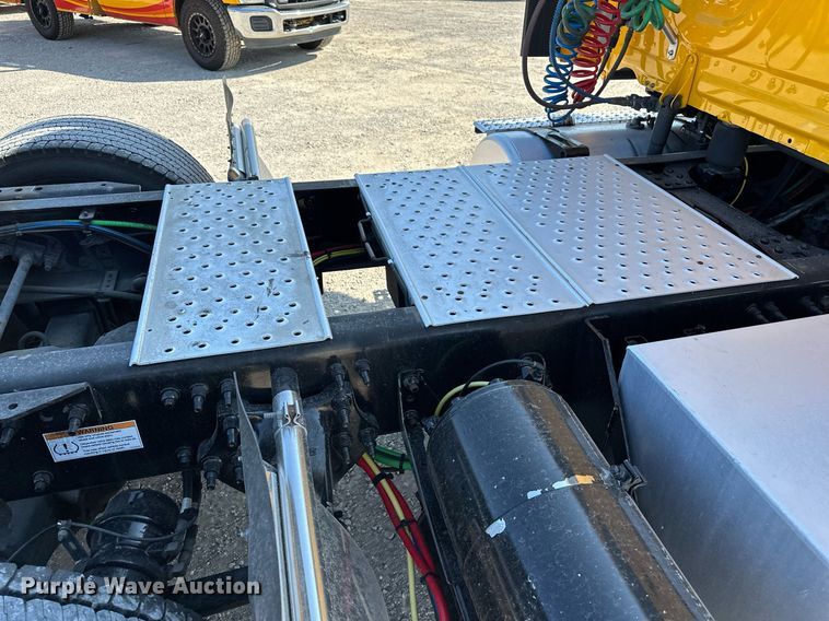 image for item EQ2165 2021 Freightliner  Cascadia 126 semi truck