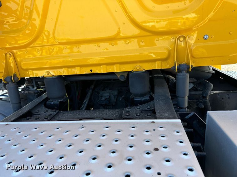 image for item EQ2165 2021 Freightliner  Cascadia 126 semi truck