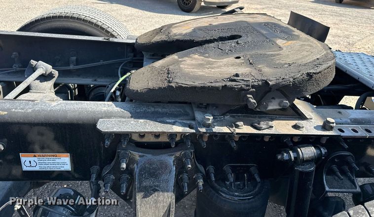 image for item EQ2165 2021 Freightliner  Cascadia 126 semi truck