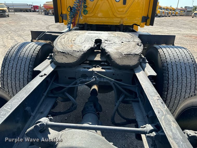 image for item EQ2165 2021 Freightliner  Cascadia 126 semi truck