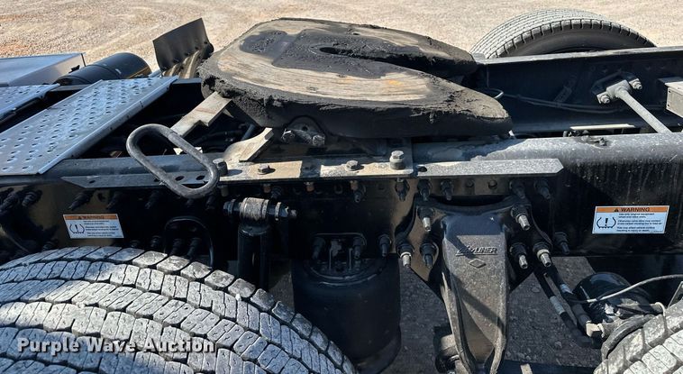 image for item EQ2165 2021 Freightliner  Cascadia 126 semi truck