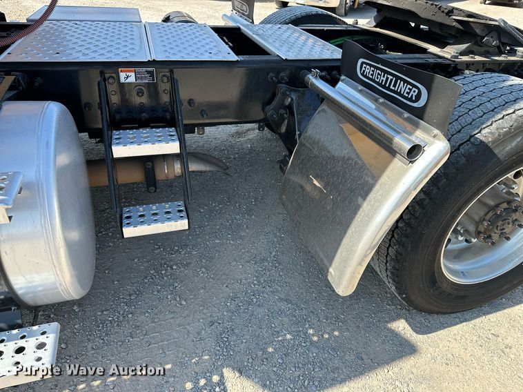 image for item EQ2165 2021 Freightliner  Cascadia 126 semi truck