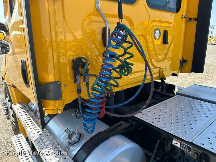 image for item EQ2165 2021 Freightliner  Cascadia 126 semi truck