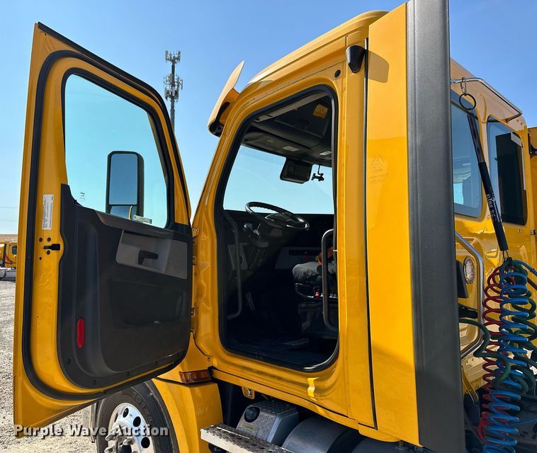 image for item EQ2165 2021 Freightliner  Cascadia 126 semi truck