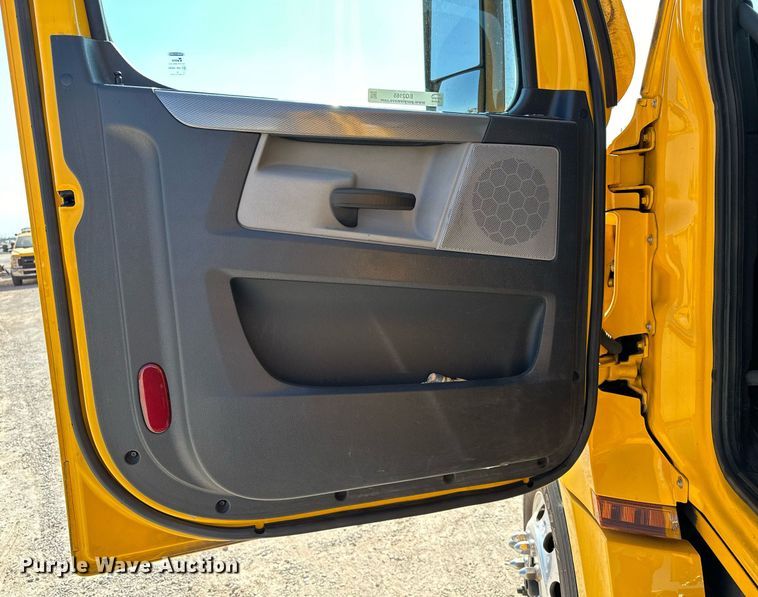 image for item EQ2165 2021 Freightliner  Cascadia 126 semi truck