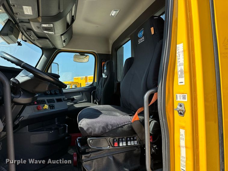 image for item EQ2165 2021 Freightliner  Cascadia 126 semi truck