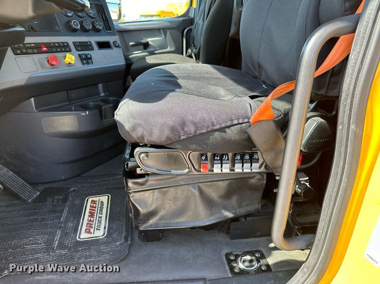 image for item EQ2165 2021 Freightliner  Cascadia 126 semi truck