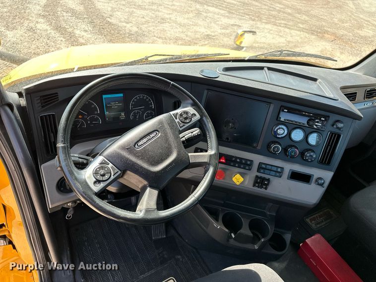 image for item EQ2165 2021 Freightliner  Cascadia 126 semi truck