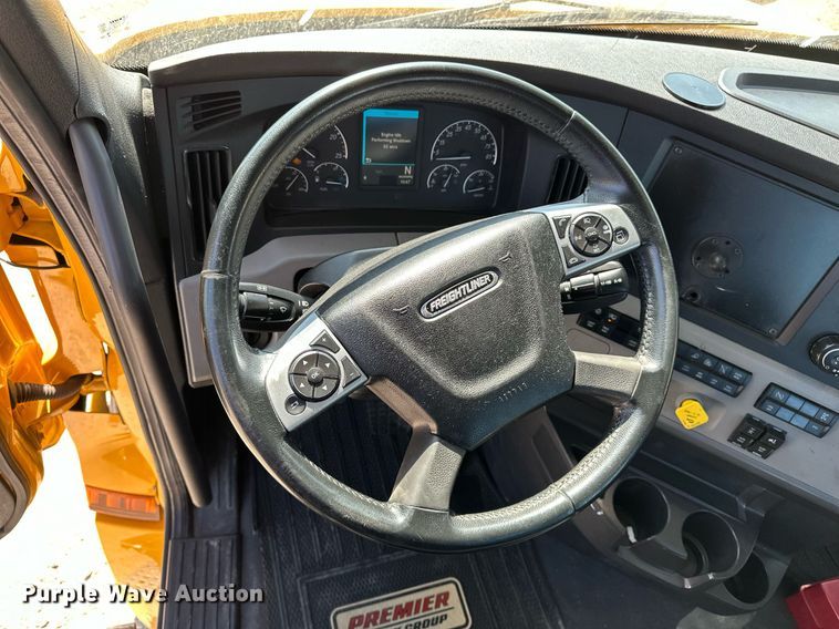 image for item EQ2165 2021 Freightliner  Cascadia 126 semi truck