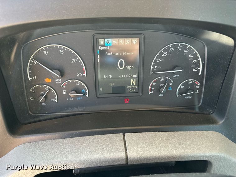 image for item EQ2165 2021 Freightliner  Cascadia 126 semi truck