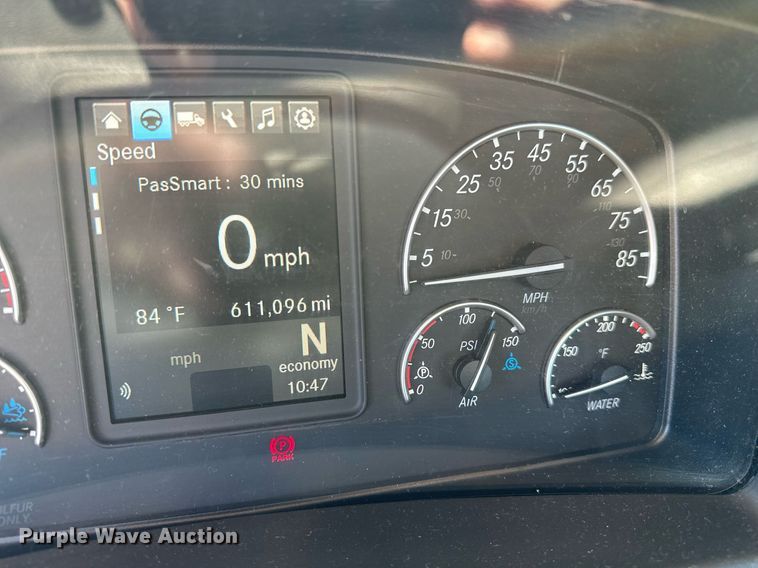 image for item EQ2165 2021 Freightliner  Cascadia 126 semi truck