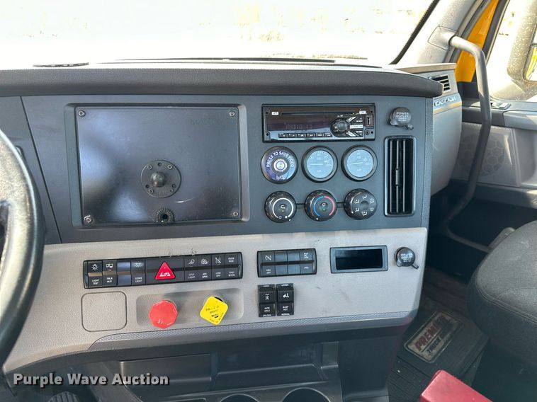 image for item EQ2165 2021 Freightliner  Cascadia 126 semi truck