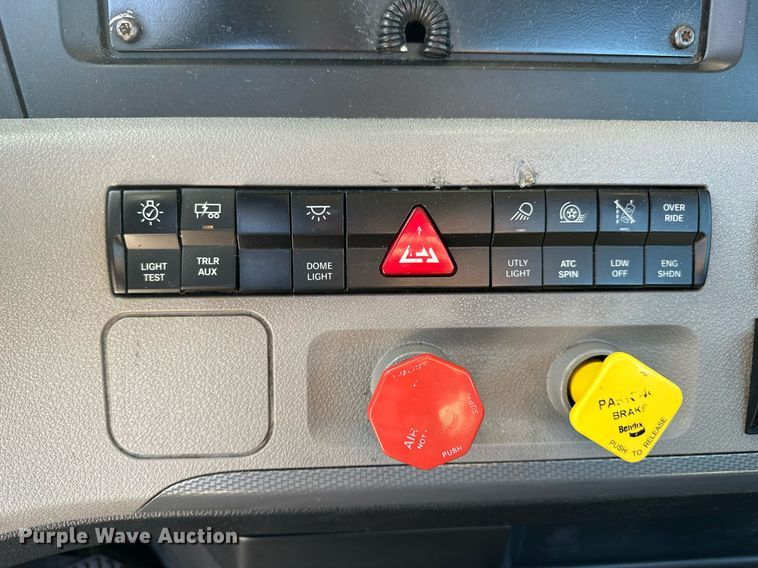 image for item EQ2165 2021 Freightliner  Cascadia 126 semi truck