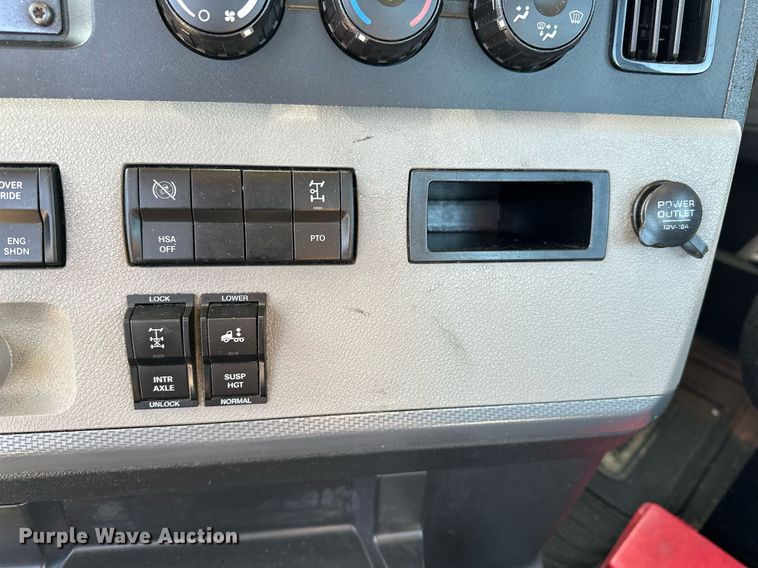 image for item EQ2165 2021 Freightliner  Cascadia 126 semi truck