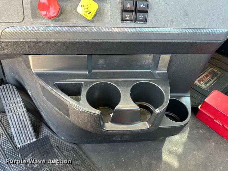 image for item EQ2165 2021 Freightliner  Cascadia 126 semi truck