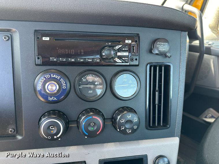 image for item EQ2165 2021 Freightliner  Cascadia 126 semi truck