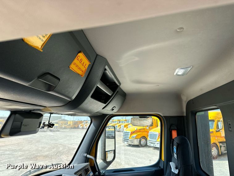 image for item EQ2165 2021 Freightliner  Cascadia 126 semi truck