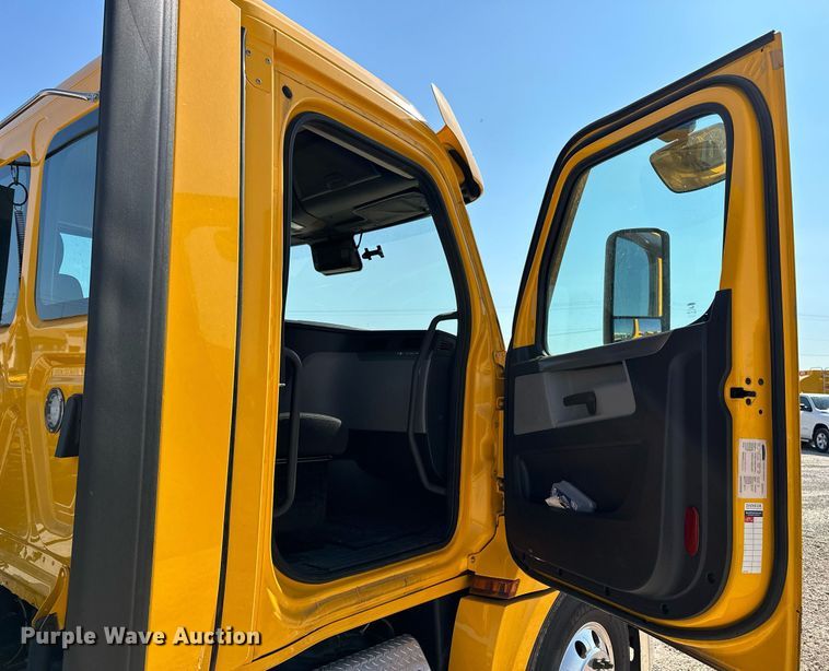 image for item EQ2165 2021 Freightliner  Cascadia 126 semi truck