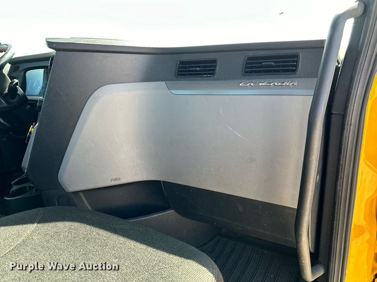 image for item EQ2165 2021 Freightliner  Cascadia 126 semi truck