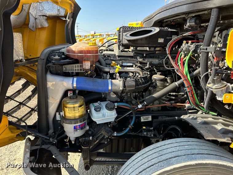 image for item EQ2165 2021 Freightliner  Cascadia 126 semi truck