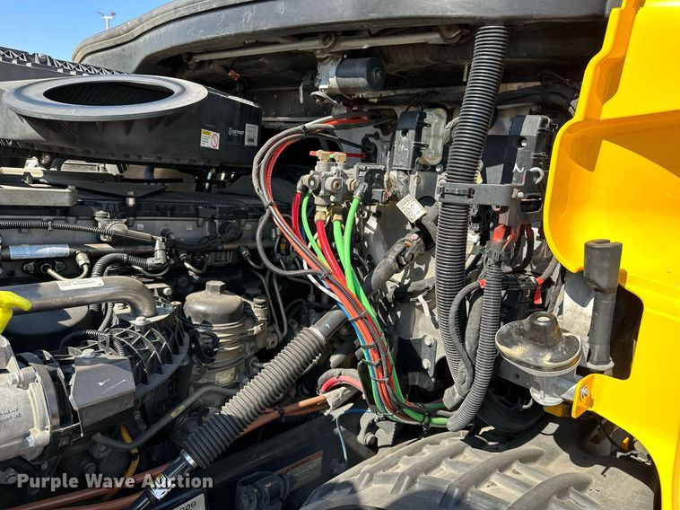 image for item EQ2165 2021 Freightliner  Cascadia 126 semi truck