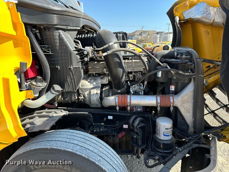 image for item EQ2165 2021 Freightliner  Cascadia 126 semi truck