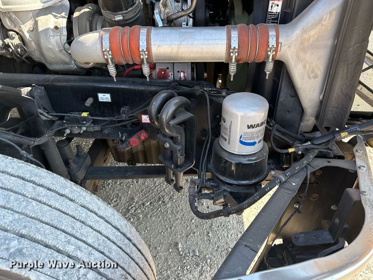 image for item EQ2165 2021 Freightliner  Cascadia 126 semi truck