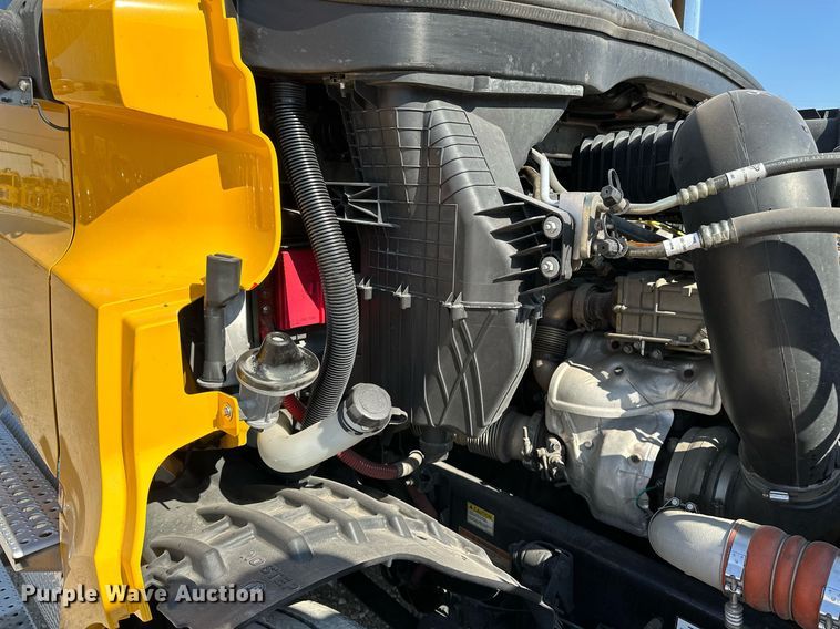 image for item EQ2165 2021 Freightliner  Cascadia 126 semi truck