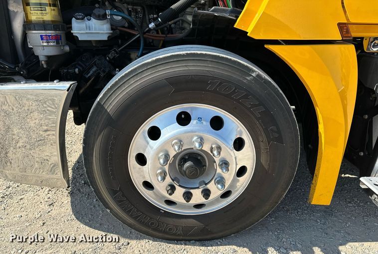 image for item EQ2165 2021 Freightliner  Cascadia 126 semi truck