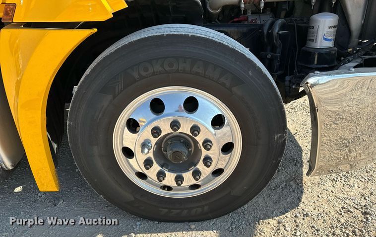 image for item EQ2165 2021 Freightliner  Cascadia 126 semi truck