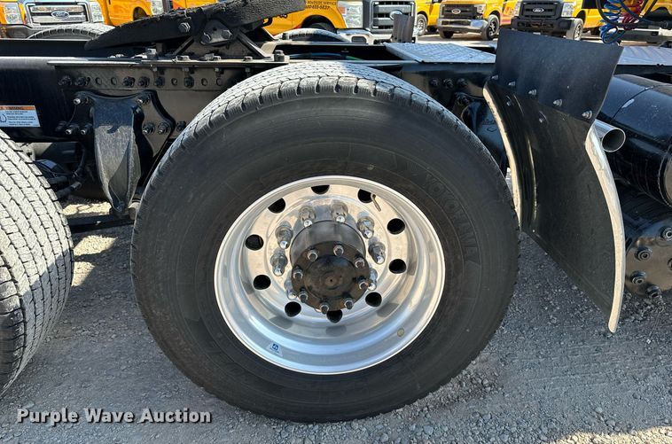 image for item EQ2165 2021 Freightliner  Cascadia 126 semi truck