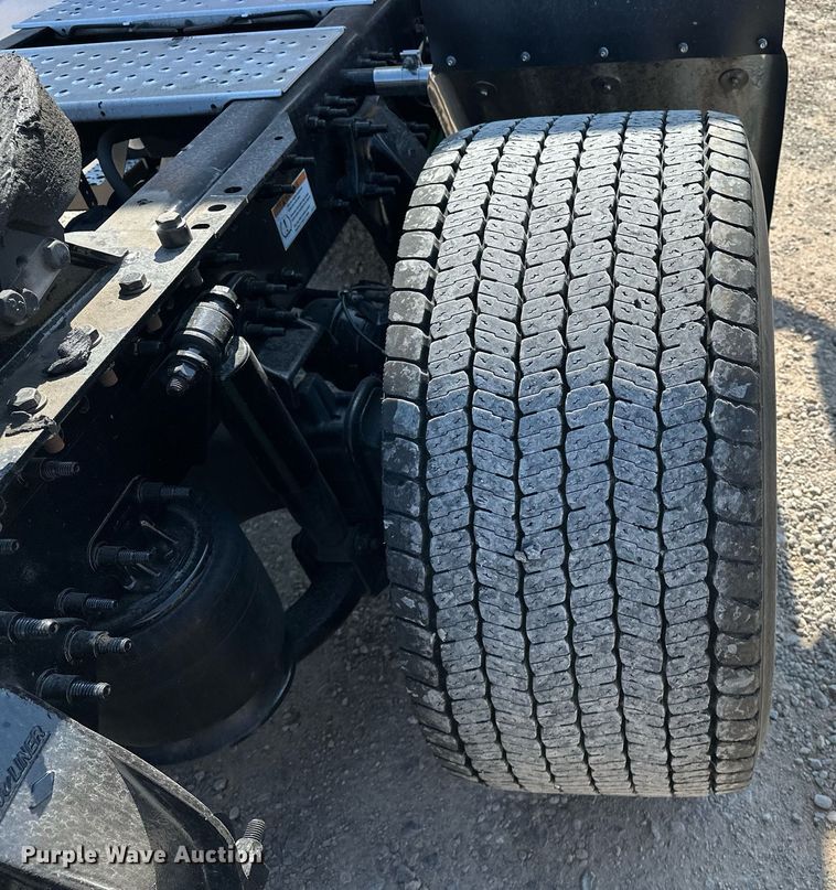 image for item EQ2165 2021 Freightliner  Cascadia 126 semi truck