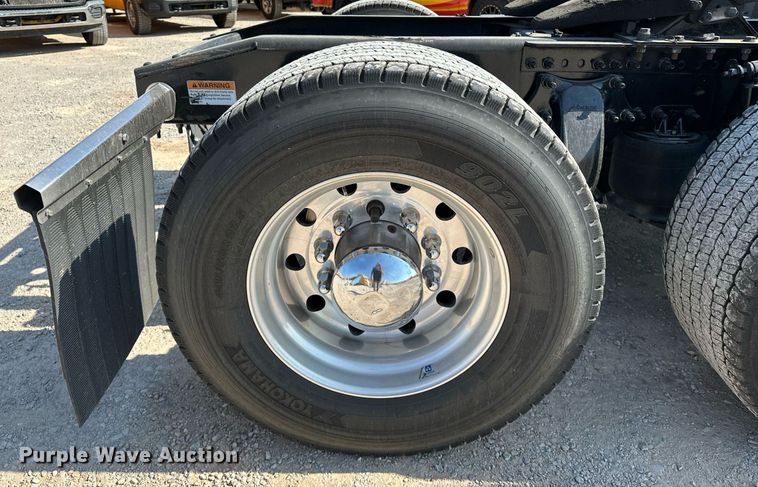 image for item EQ2165 2021 Freightliner  Cascadia 126 semi truck