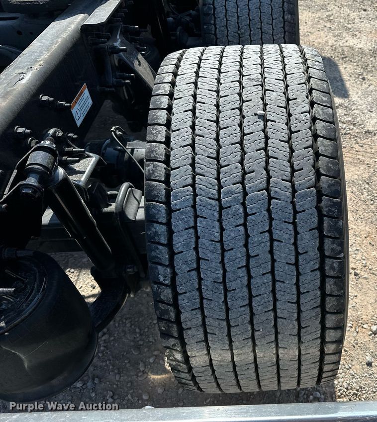 image for item EQ2165 2021 Freightliner  Cascadia 126 semi truck