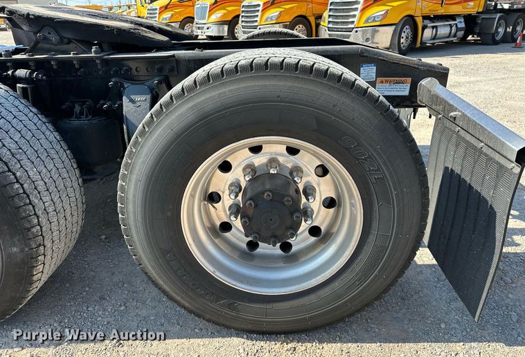 image for item EQ2165 2021 Freightliner  Cascadia 126 semi truck