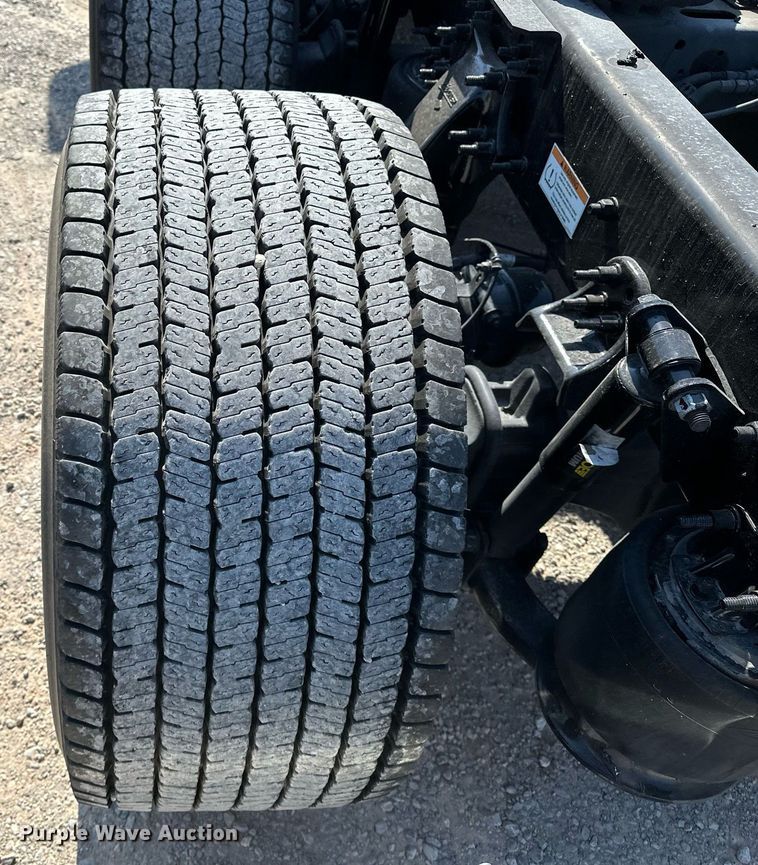 image for item EQ2165 2021 Freightliner  Cascadia 126 semi truck