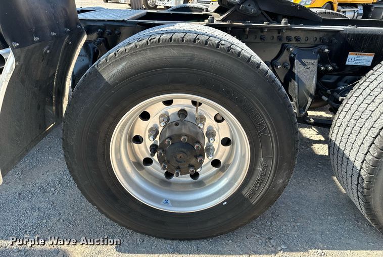 image for item EQ2165 2021 Freightliner  Cascadia 126 semi truck