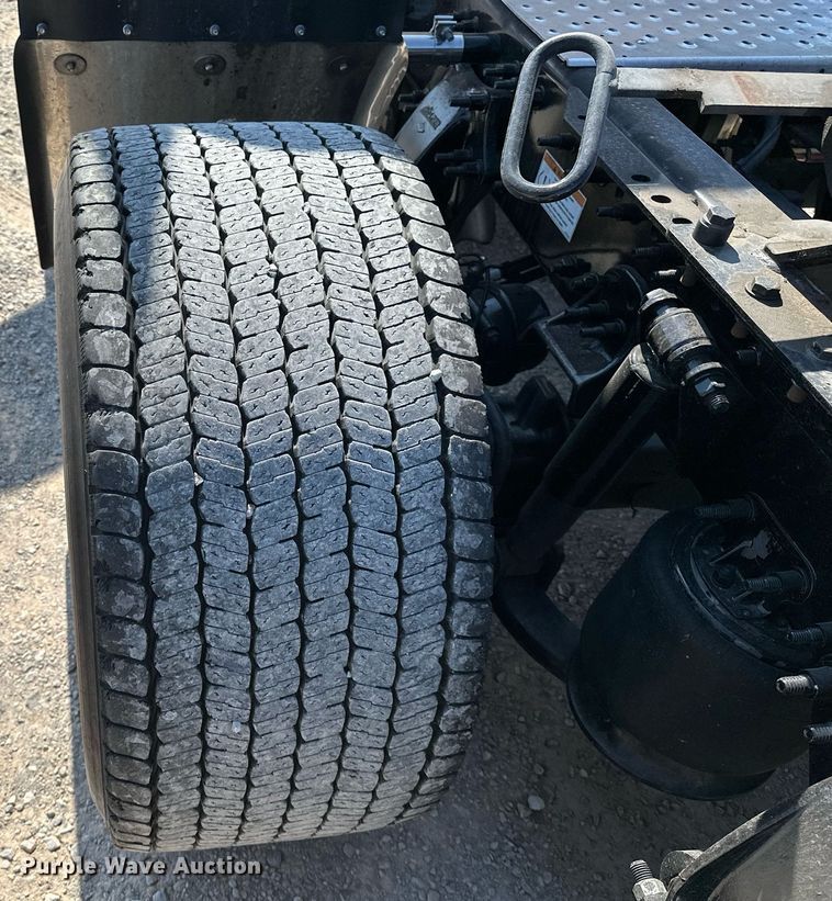 image for item EQ2165 2021 Freightliner  Cascadia 126 semi truck