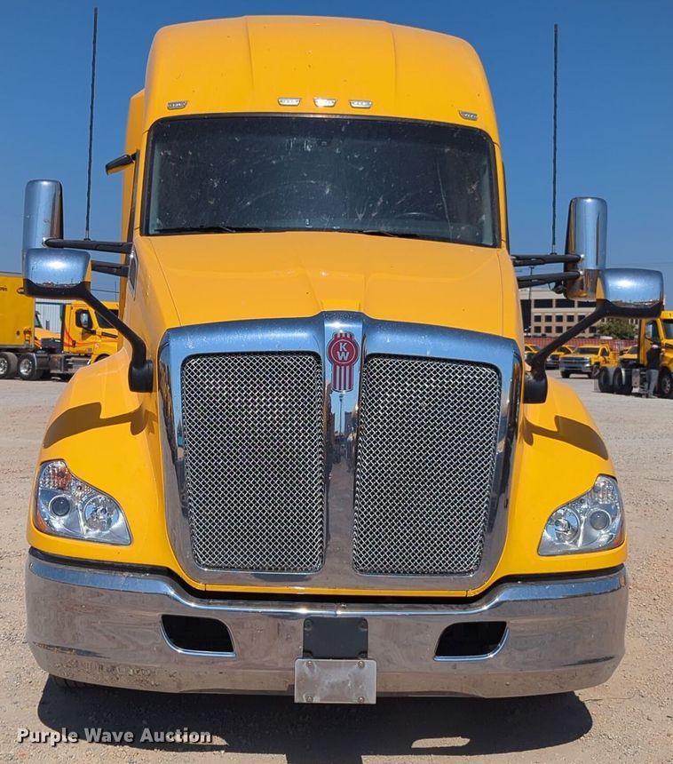 image for item EQ2168 2021 Kenworth  T680 semi truck