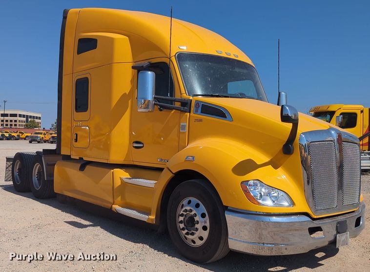 image for item EQ2168 2021 Kenworth  T680 semi truck