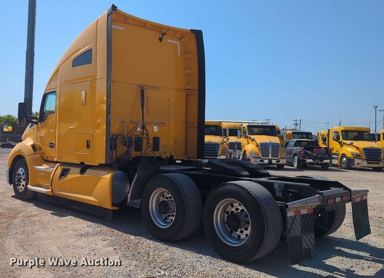 image for item EQ2168 2021 Kenworth  T680 semi truck