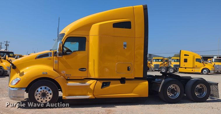 image for item EQ2168 2021 Kenworth  T680 semi truck