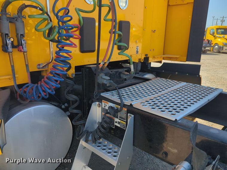 image for item EQ2168 2021 Kenworth  T680 semi truck