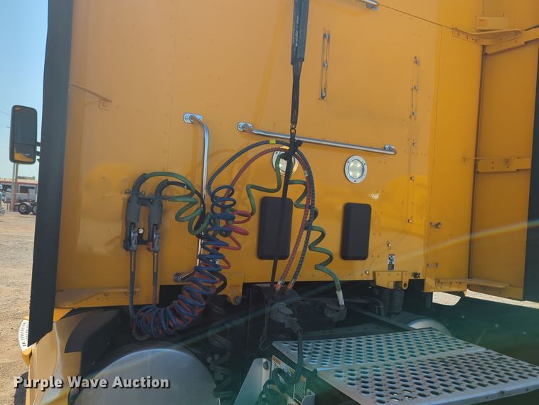 image for item EQ2168 2021 Kenworth  T680 semi truck