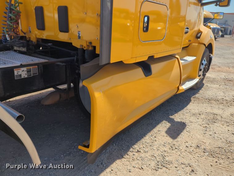 image for item EQ2168 2021 Kenworth  T680 semi truck