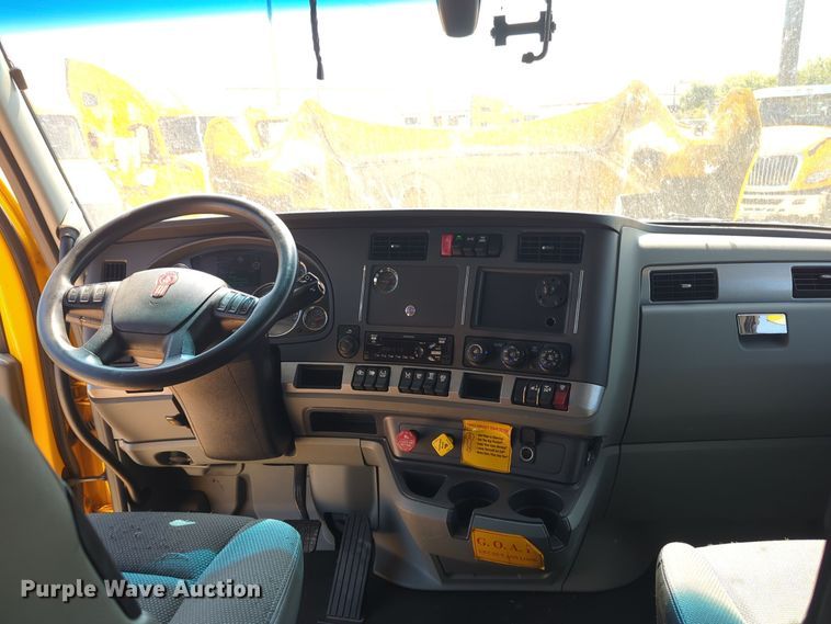 image for item EQ2168 2021 Kenworth  T680 semi truck