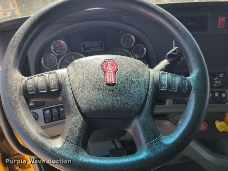 image for item EQ2168 2021 Kenworth  T680 semi truck